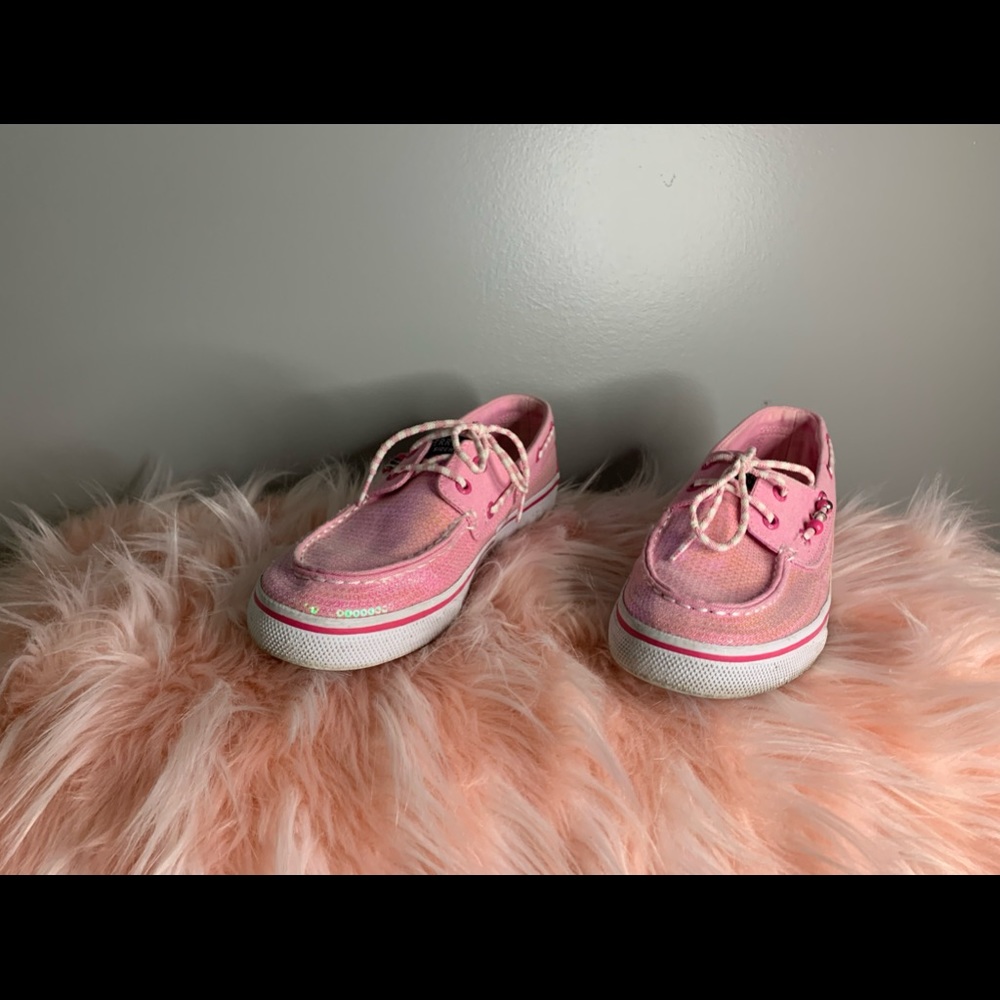 These pink Sperry’s have been gently used. No loose threads, or discoloration.
